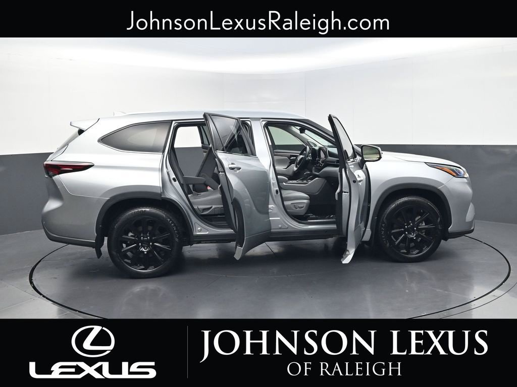 Used 2024 Toyota Highlander Limited AWD/4WD image 32