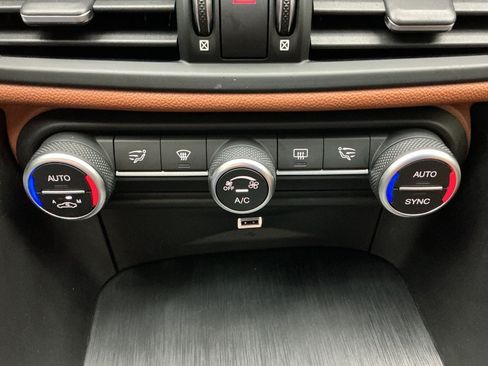 Used 2019 Alfa Romeo Giulia RWD image 35