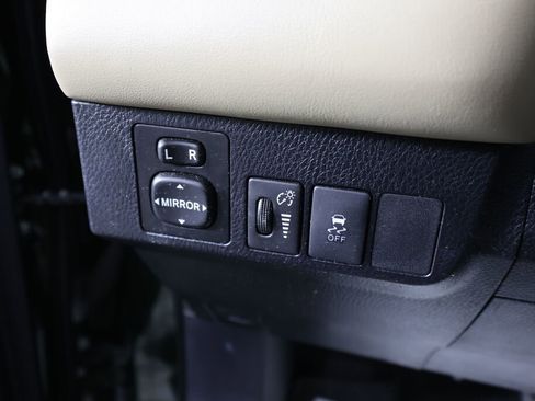 Used 2013 Toyota RAV4 XLE image 32