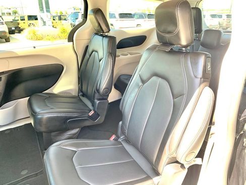 Used 2024 Chrysler Pacifica Touring-L FWD image 16