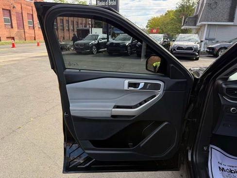 Used 2022 Ford Explorer XLT w/ Equipment Group 202A AWD/4WD image 21