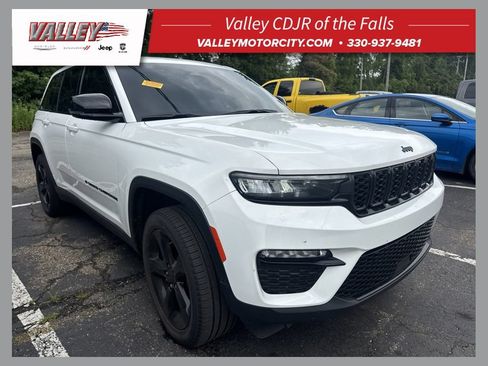 Used 2023 Jeep Grand Cherokee Limited w/ Black Appearance Package AWD/4WD image 1