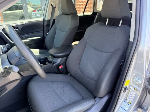 Used 2021 Toyota RAV4 XLE AWD/4WD image 19