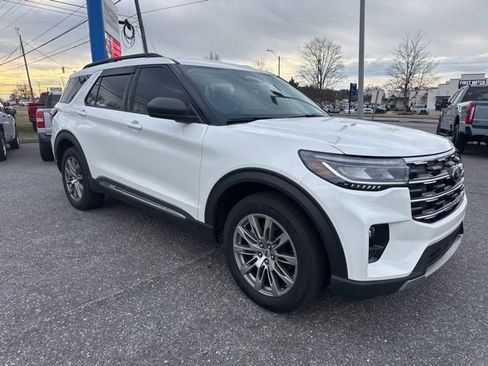 Used 2025 Ford Explorer Active w/ Active Comfort Package image 4