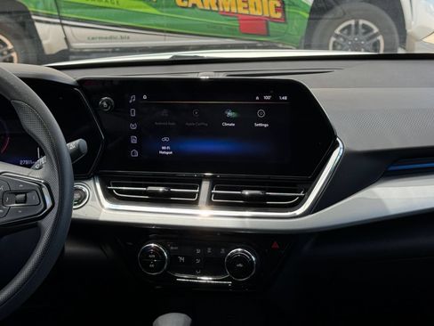 Used 2025 Chevrolet Trax LT FWD image 17