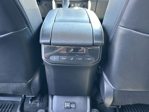 Used 2022 Toyota Highlander XLE FWD image 29