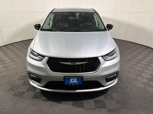 Used 2024 Chrysler Pacifica Touring-L FWD image 3