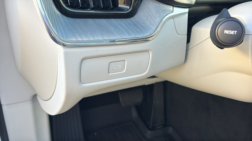 Certified 2024 Volvo XC60 B5 Plus w/ Protection Package Premier AWD/4WD image 15