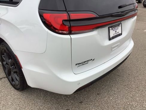 Used 2024 Chrysler Pacifica Touring-L w/ Uconnect Theater Family Group image 23