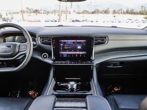 Certified 2024 Jeep Wagoneer L Series II w/ Flexible Seating Group image 13