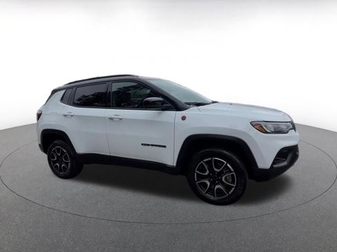 Used 2025 Jeep Compass Trailhawk AWD/4WD image 2