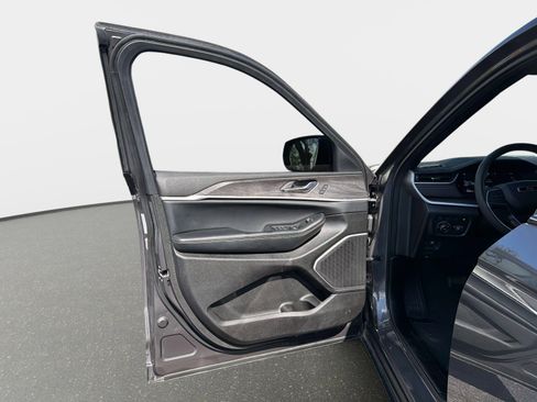 Used 2025 Jeep Grand Cherokee Limited 4xe image 36