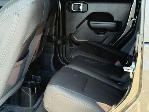 Used 2023 Jeep Gladiator Sport image 9