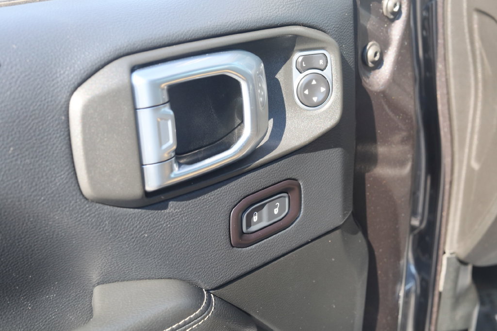 Used 2018 Jeep Wrangler Unlimited Sahara w/ Cold Weather Group AWD/4WD image 21