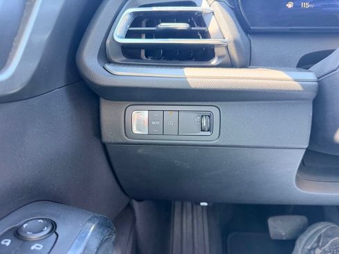 Used 2025 Chevrolet Traverse LT FWD image 25