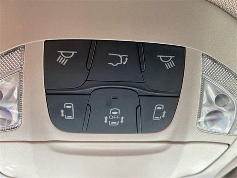 Used 2023 Chrysler Pacifica Limited image 41