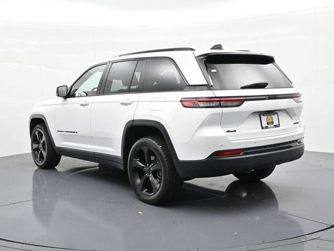 Used 2023 Jeep Grand Cherokee Limited w/ Black Appearance Package AWD/4WD image 4