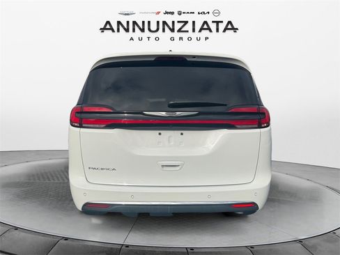 Used 2025 Chrysler Pacifica Select image 4
