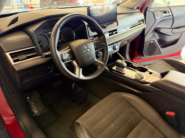 Used 2025 Mitsubishi Outlander SE FWD image 2
