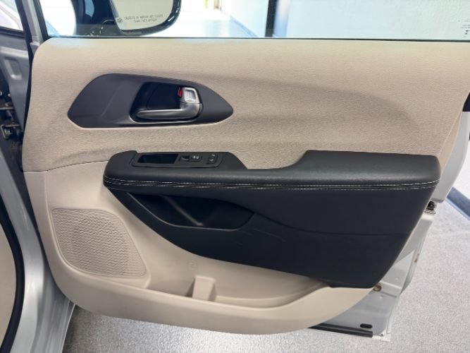 Used 2024 Chrysler Pacifica Touring-L FWD image 35