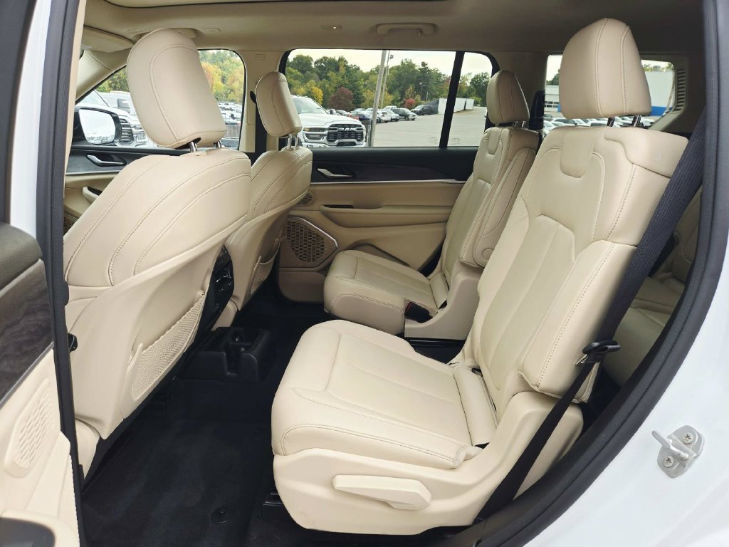 Used 2022 Jeep Grand Cherokee L Limited AWD/4WD image 13