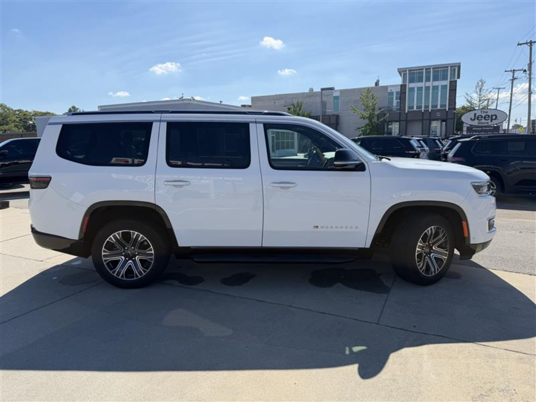 Used 2025 Jeep Wagoneer Series II AWD/4WD image 8