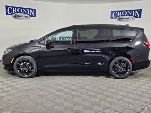New 2026 Chrysler Pacifica Select w/ S Appearance Package FWD image 2