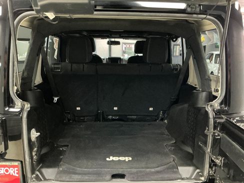 Used 2015 Jeep Wrangler Unlimited Sahara w/ Connectivity Group AWD/4WD image 20