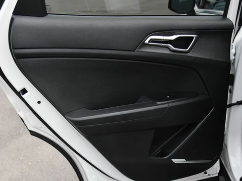 Used 2024 Kia Sportage LX image 31