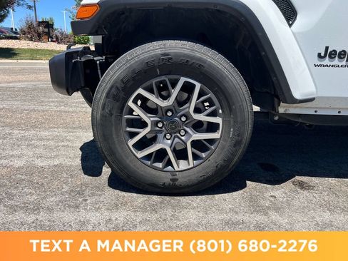 Used 2025 Jeep Wrangler Unlimited Sahara AWD/4WD image 25