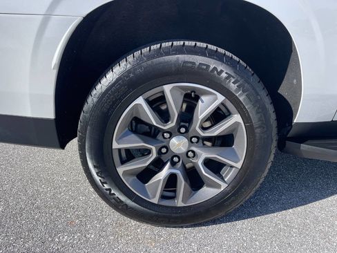 Used 2022 Chevrolet Suburban LT w/ Luxury Package RWD image 19