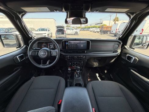 Used 2025 Jeep Wrangler Unlimited Rubicon AWD/4WD image 12