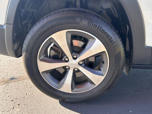 Used 2021 Jeep Cherokee Limited image 28