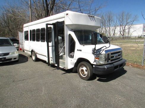 Used 2011 Ford E-450 and Econoline 450 Super Duty w/ Shuttle Bus Prep Pkg image 2
