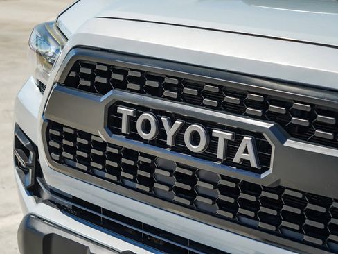 Certified 2017 Toyota Tacoma TRD Pro AWD/4WD image 10