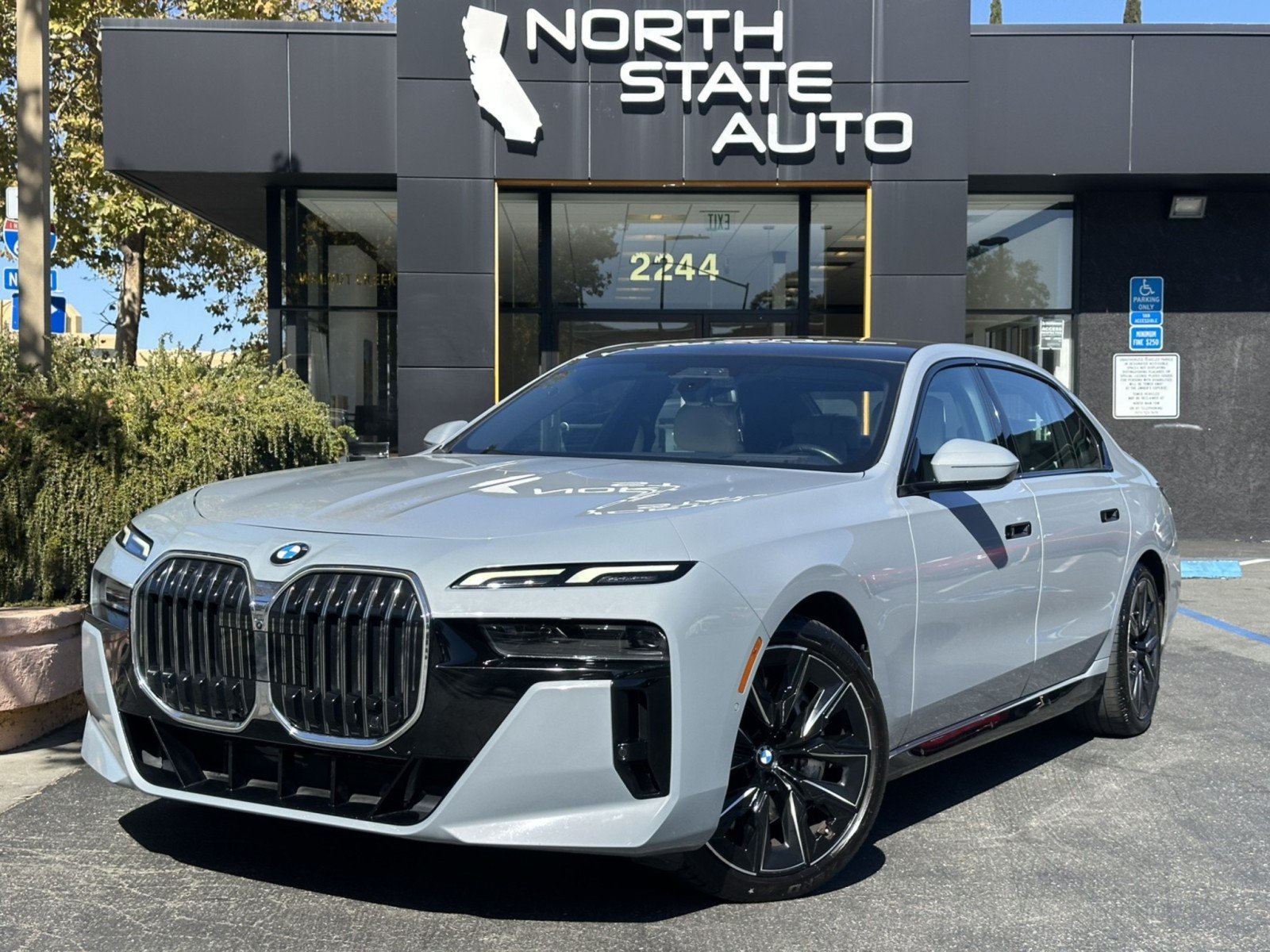 Used 2023 BMW 760i xDrive w/ Luxury Rear Seating Package AWD/4WD image 1