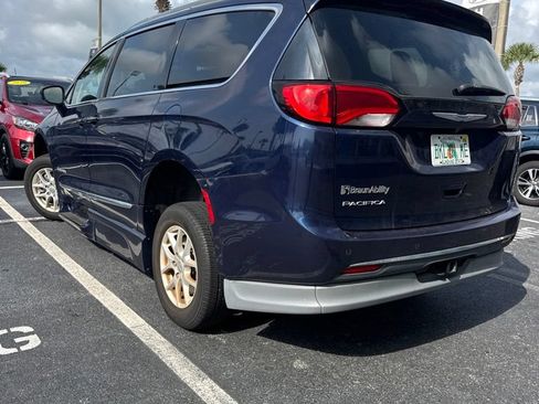 Used 2020 Chrysler Pacifica Touring-L FWD image 1