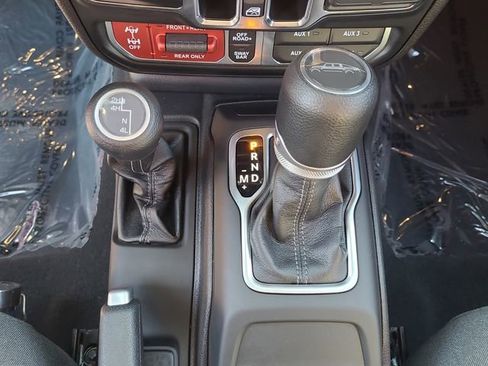 Used 2024 Jeep Gladiator Rubicon w/ Technology Group image 17