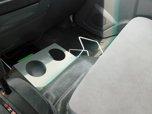 Used 2020 Isuzu NPR image 15