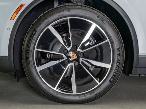 New 2026 Porsche Macan 4 Electric AWD/4WD image 16