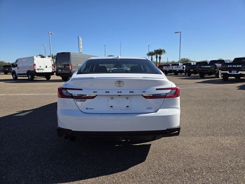 Used 2025 Toyota Camry SE image 6