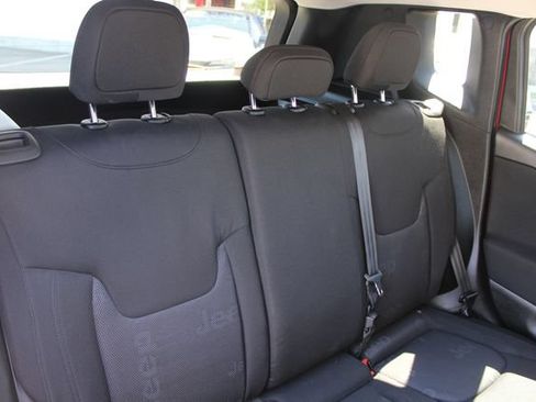 Used 2015 Jeep Renegade Latitude FWD image 25