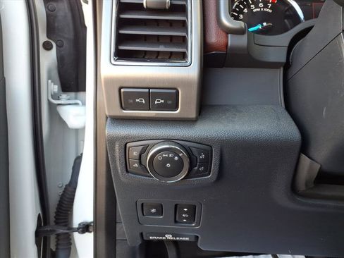 Certified 2022 Ford F250 Platinum image 16