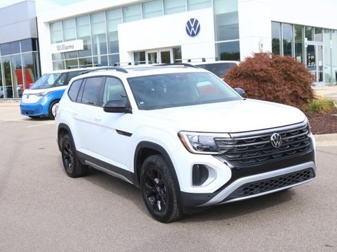 Used 2025 Volkswagen Atlas Peak Edition SE image 1