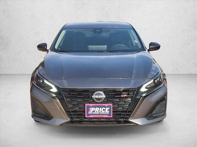 Used 2023 Nissan Altima 2.5 SR w/ SR Premium Package FWD image 2