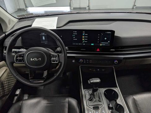 Used 2025 Kia Carnival FWD image 17
