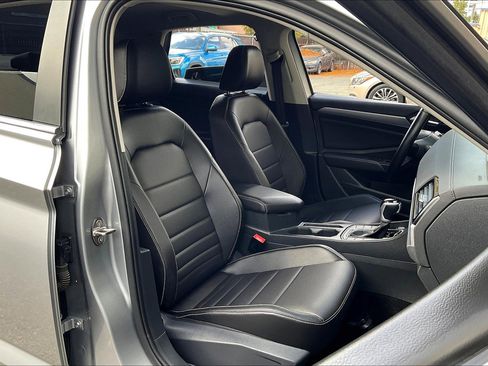 Certified 2024 Volkswagen Jetta SE image 6