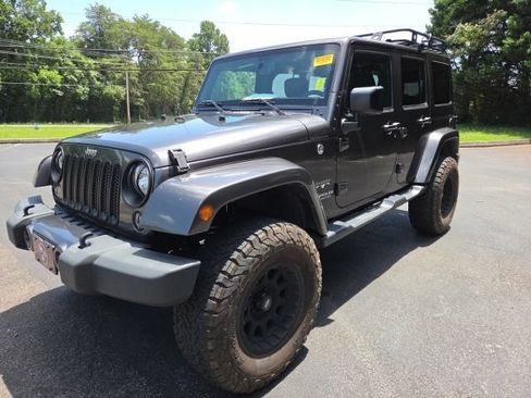 Used 2017 Jeep Wrangler Unlimited Sahara w/ Dual Top Group AWD/4WD image 9