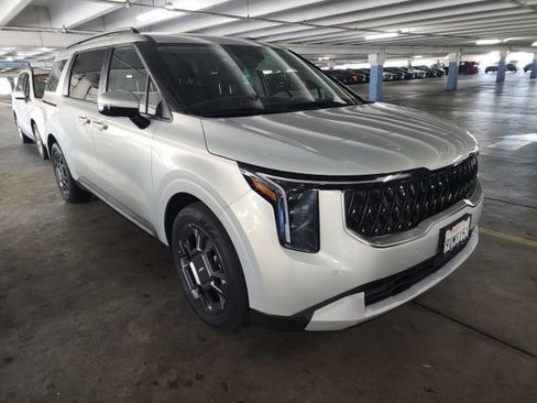 Used 2026 Kia Carnival EX FWD image 2