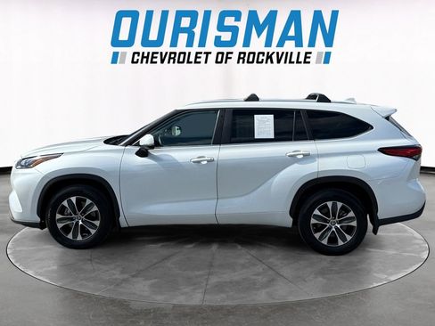 Used 2023 Toyota Highlander XLE AWD/4WD image 3